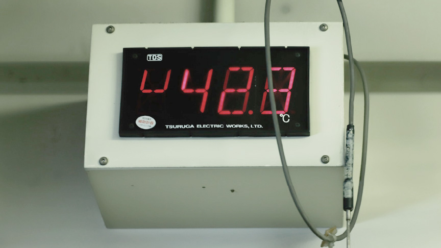 駆動耐久試験 高温試験室内の温度計の写真です。