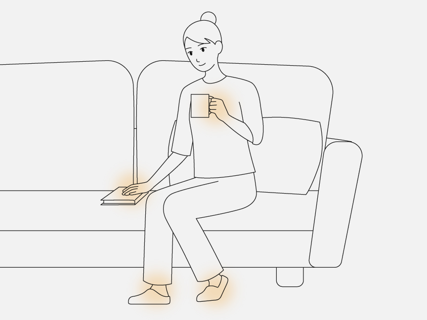 ソファでくつろいでいる女性の手足が暖かくなっているイメージイラストです。