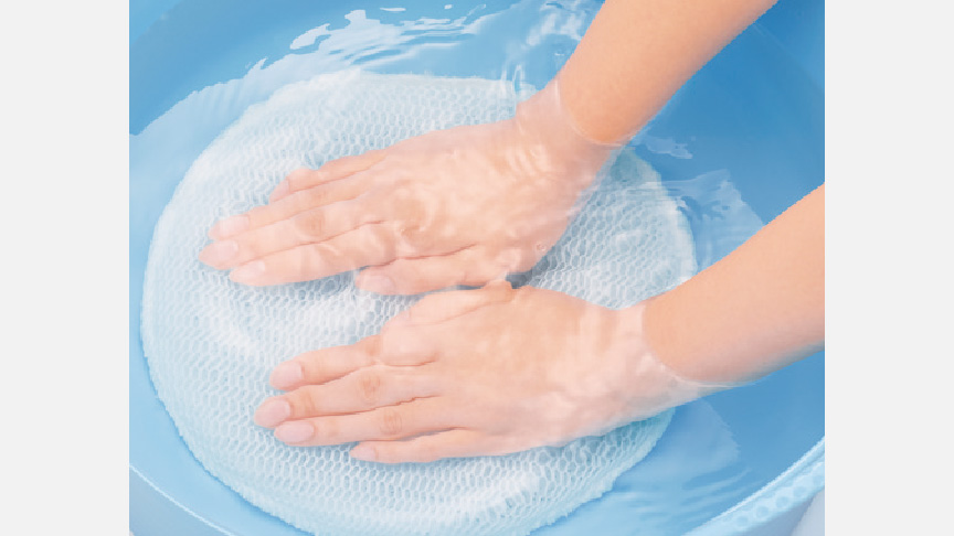 フィルターを押し洗いしてる画像です