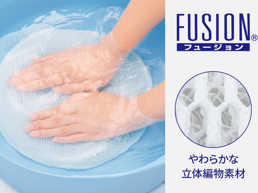 加湿フィルターを手洗いしている画像です。
