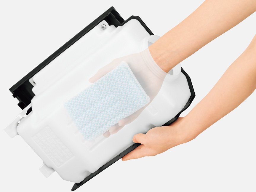 タンク内部を洗っている画像です。