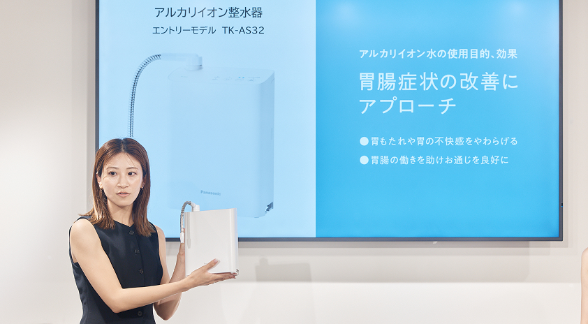画像：アルカリイオン整水器TK-AS32紹介中の様子