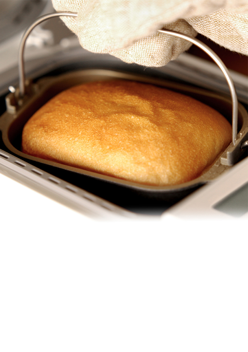 写真：焼きあがったパンが入ったパンケースを持つようす