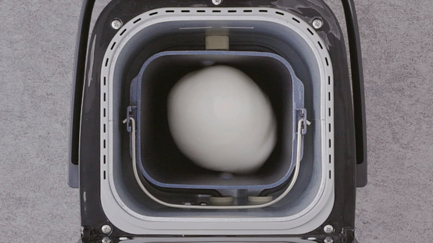 写真：ホームベーカリーに入ったおもち