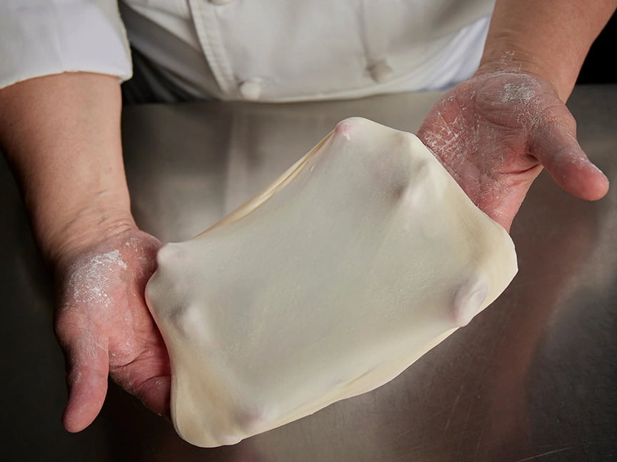 写真：職人が手で生地を伸ばした様子