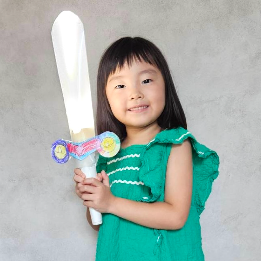 作った光の剣を持つ子ども3