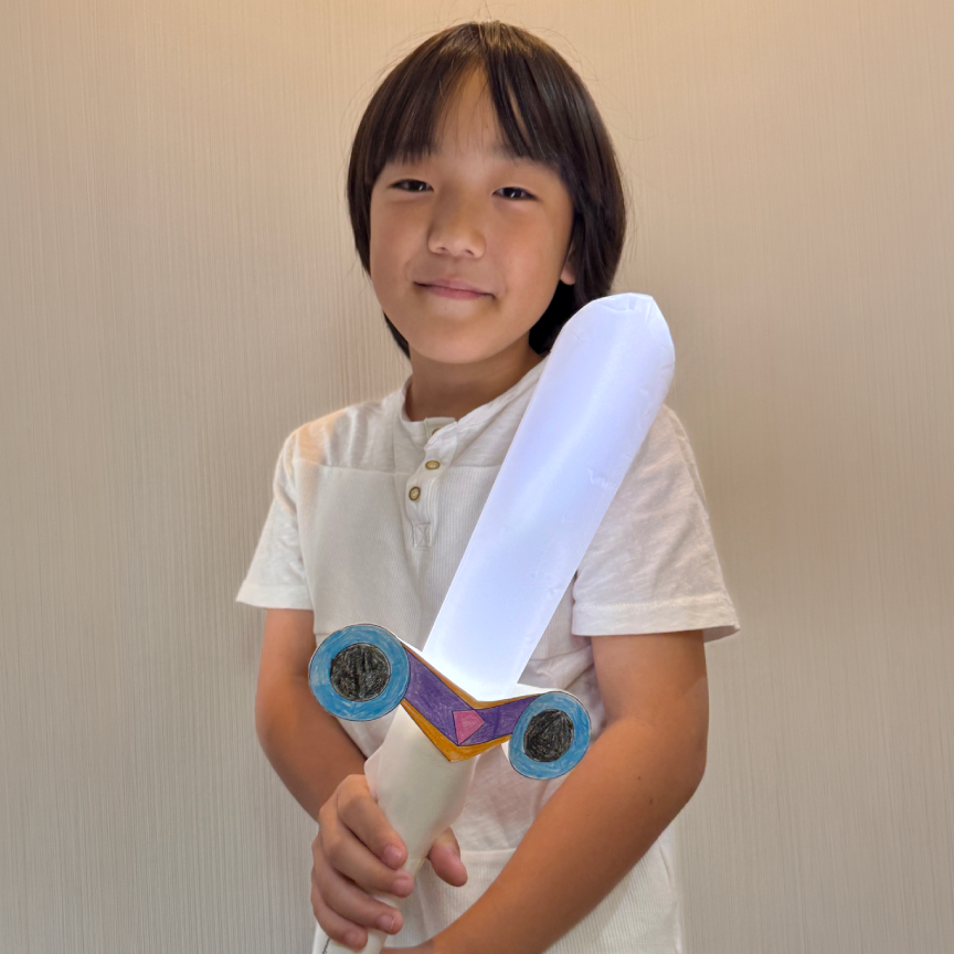 作った光の剣を持つ子ども4