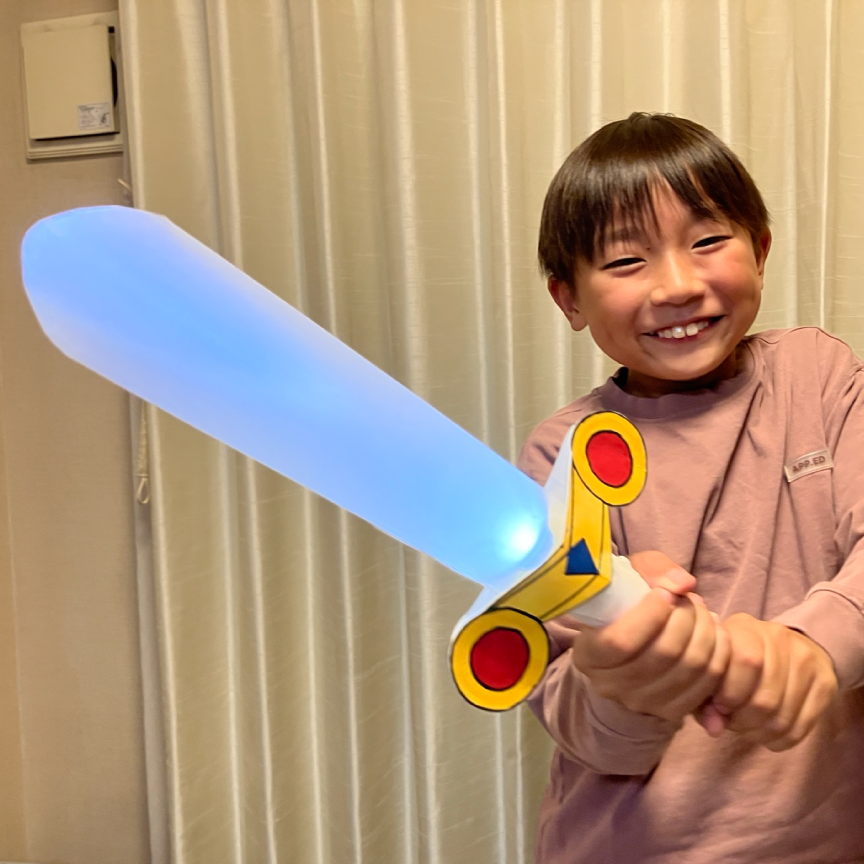 作った光の剣を持つ子ども5