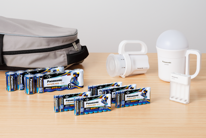 乾電池と防災グッズを準備している写真