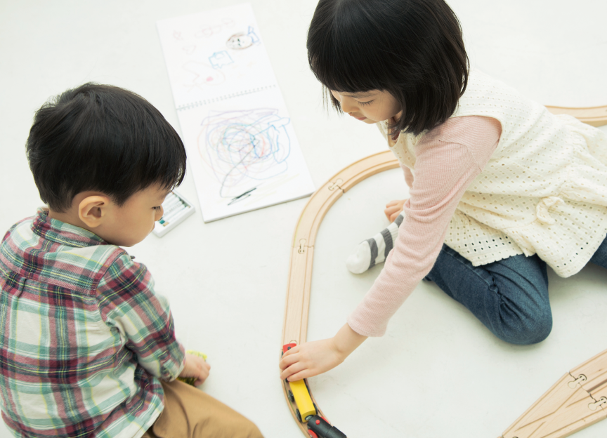 おもちゃで遊んでいる子ども