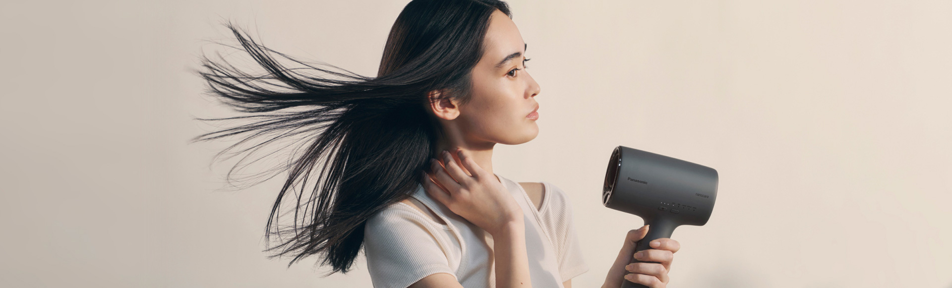 Panasonicのドライヤーで髪を乾かす様子
