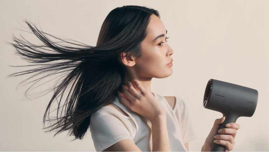 Panasonicのドライヤーで髪を乾かす様子