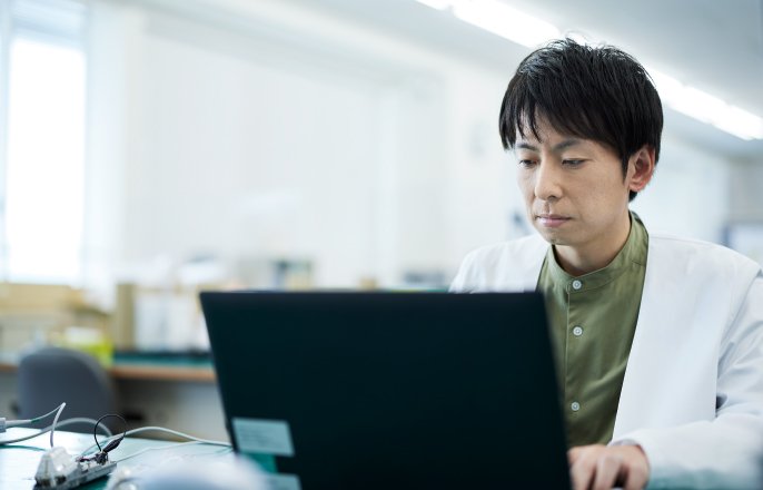 写真：パソコンを操作する金子翔太さん