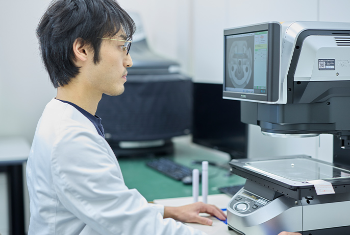 写真：モニターを見ながら作業している坂本滉大さん