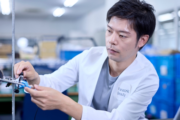 作業をしている前田晃希さん
