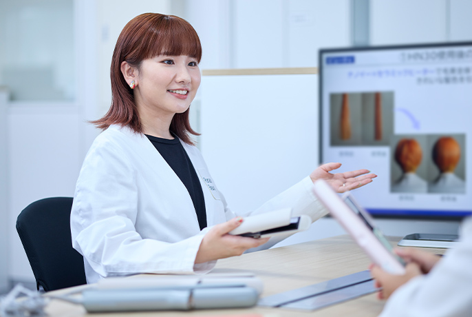 資料を見せながら説明している豊田真央さん