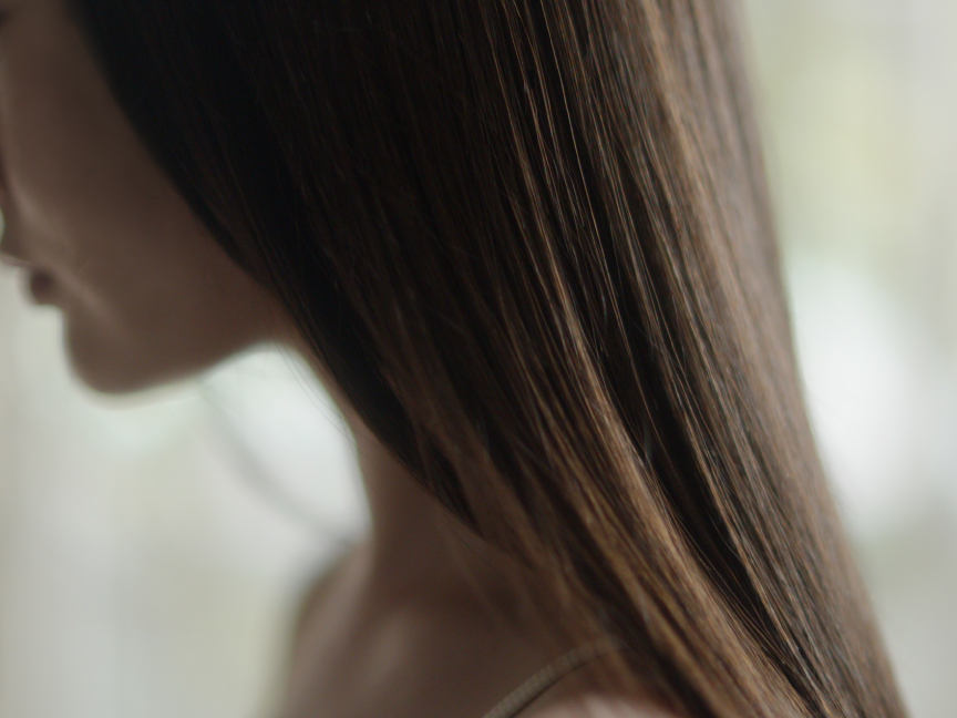 なめらかでツヤのあるストレートヘアをクローズアップした画像