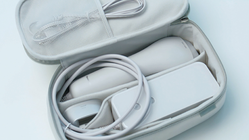 写真：ポーチに収納された光エステ