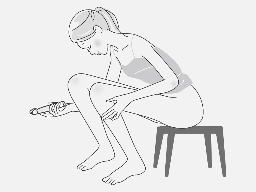 イラスト：椅子に座ってのぞきこむ女性