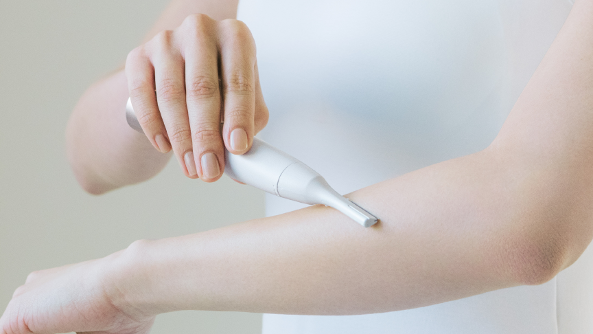 写真：電動シェーバーでムダ毛処理する様子