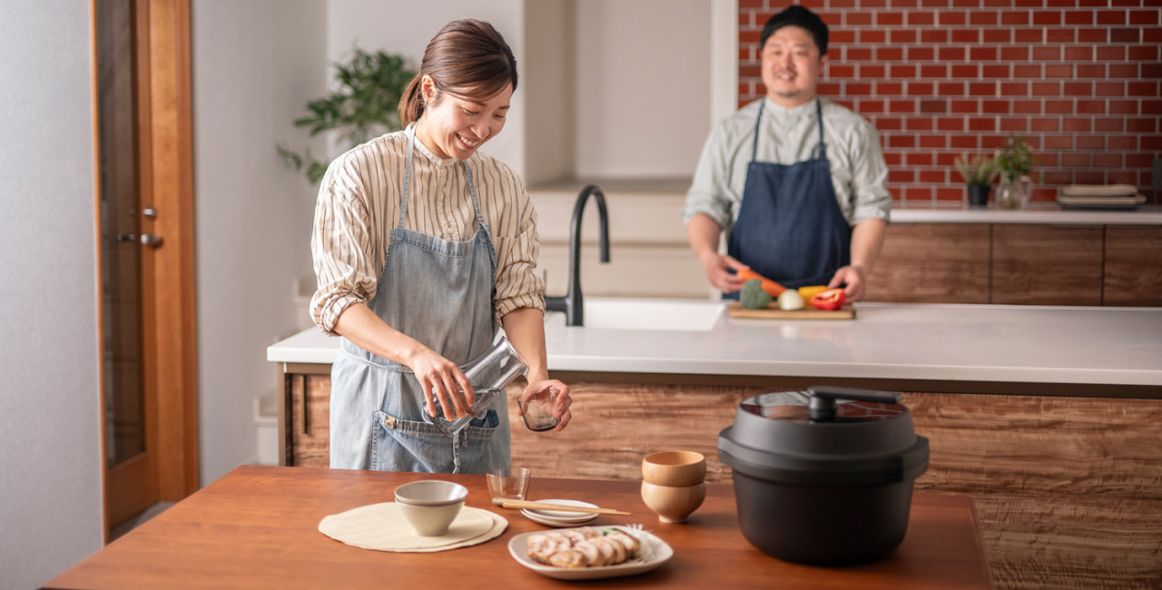 写真：キッチンで調理中の2人