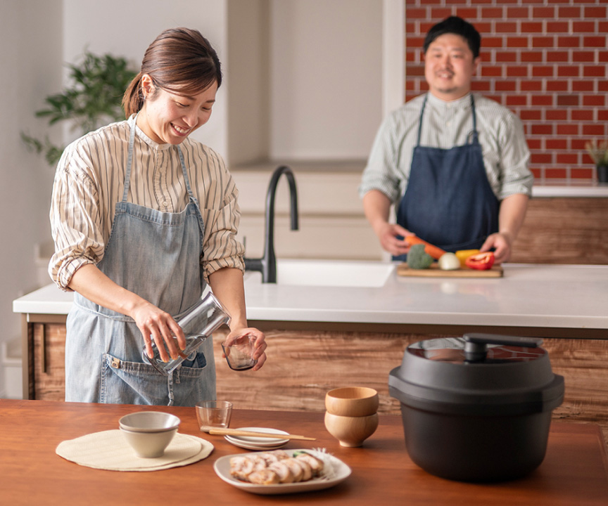 写真：キッチンで調理中の2人