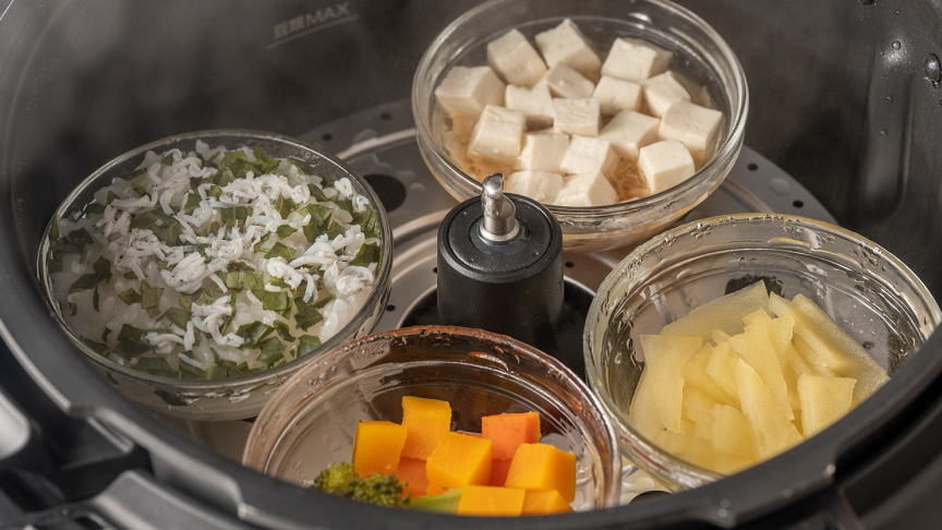 写真：オートクッカーで調理中の離乳食