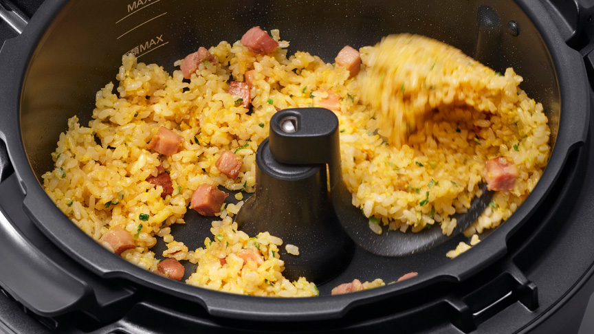 写真：炒飯の鍋底かき混ぜ