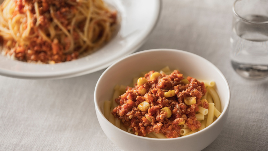 写真：取り分けられる鶏ミートソース