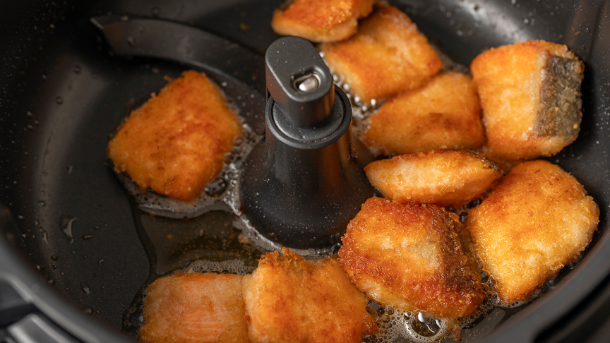 写真：鮭フライをオートクッカーで作るようす