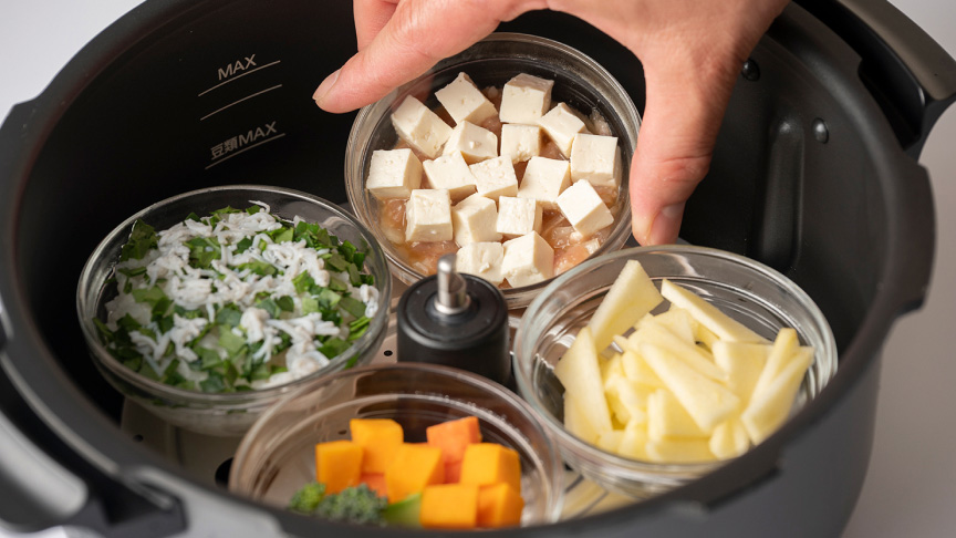 写真：離乳食をオートクッカーで作るようす