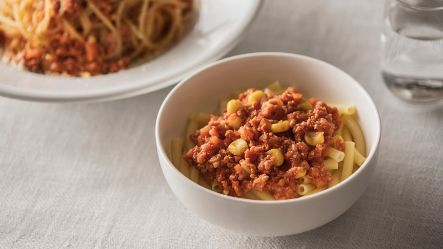 取り分けられる鶏ミートソース