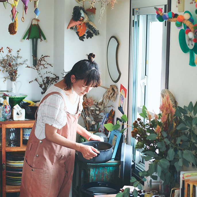 写真：キッチンで調理している様子