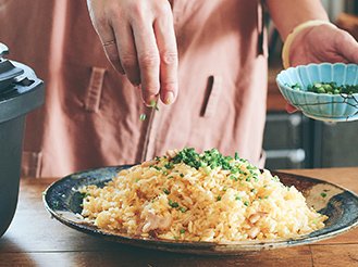 写真：皿に盛られた炒飯