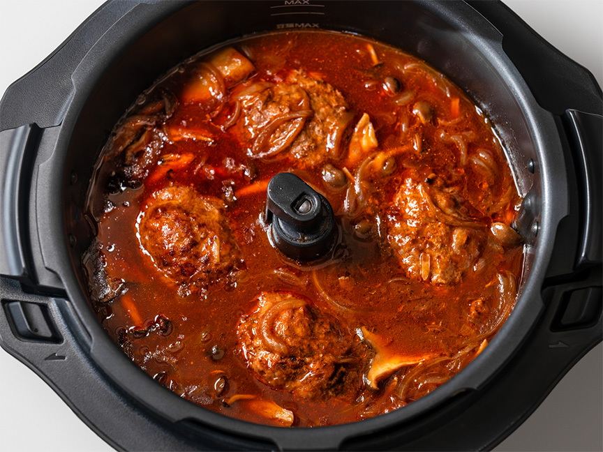 写真：オートクッカーに入った冷凍煮込みハンバーグ