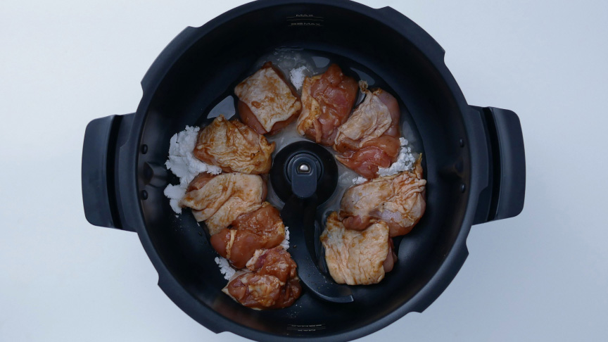 写真：材料の入ったオートクッカー