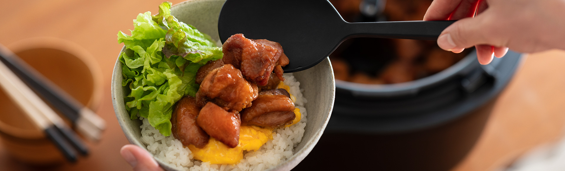 写真：親子丼を盛り付けるようす