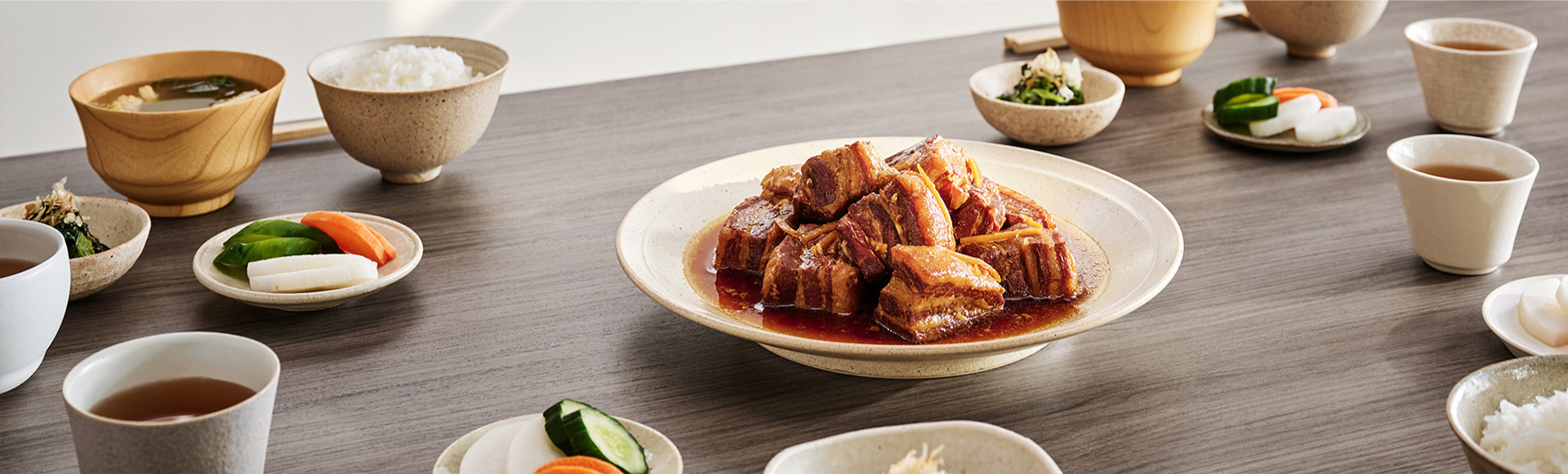 写真：角煮が乗った食卓