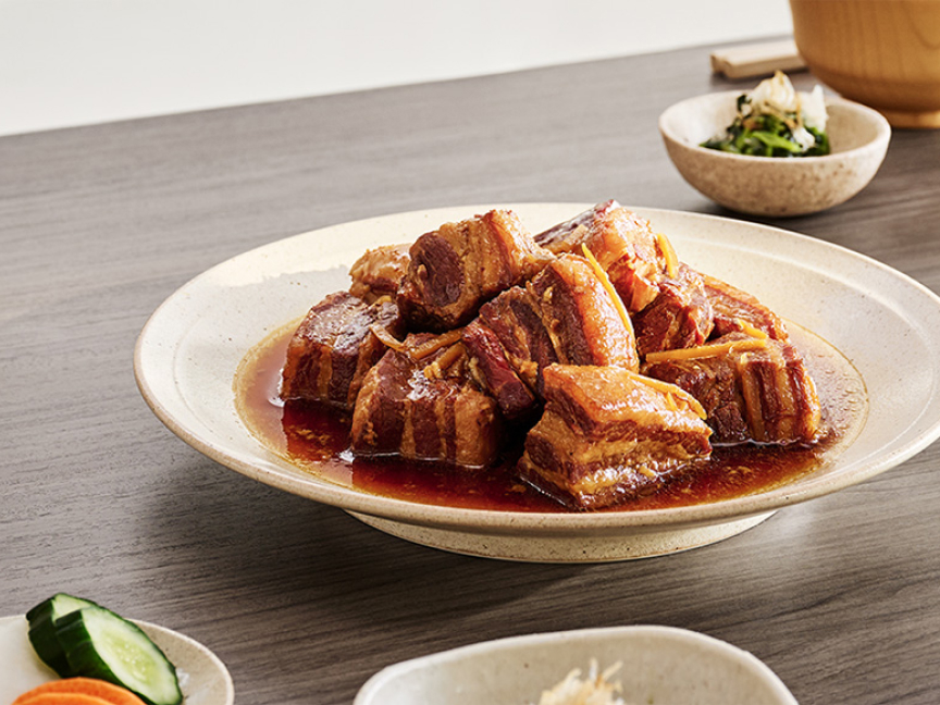 写真：角煮が乗った食卓