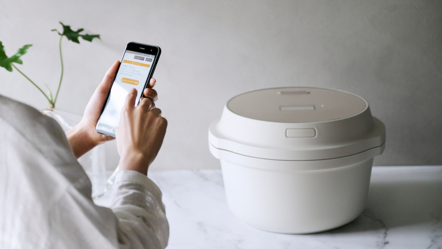 写真：スマホアプリを操作するようす