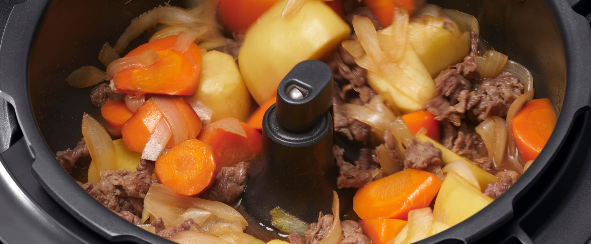 写真：肉じゃがが入ったオートクッカー