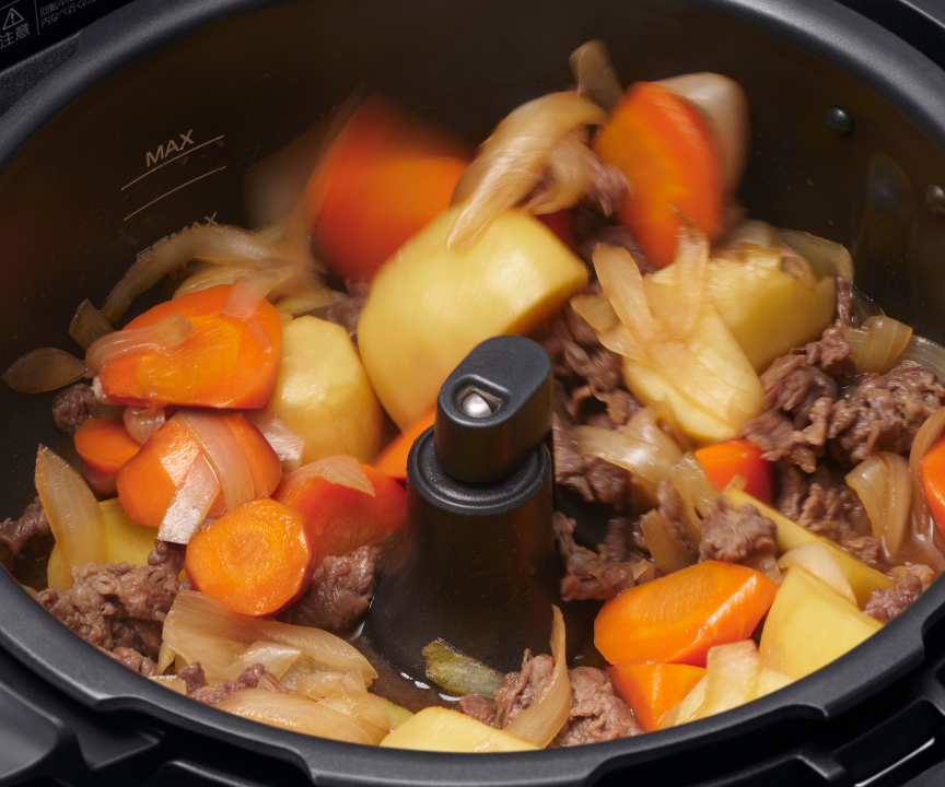 写真：肉じゃがが入ったオートクッカー