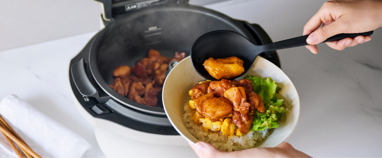 写真：親子丼を盛り付けるようす
