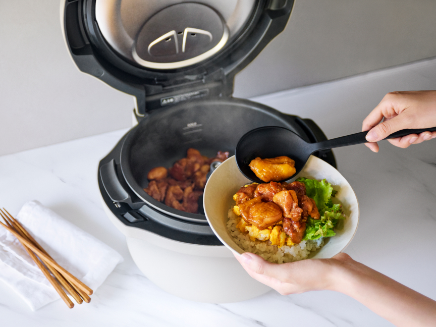 写真：親子丼を盛り付けるようす