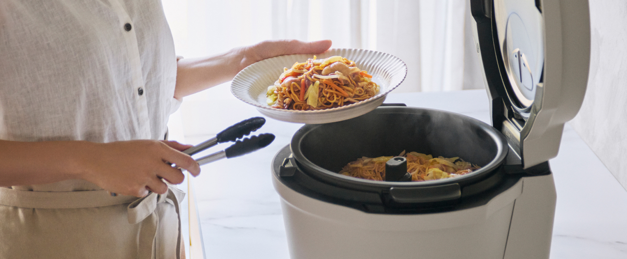 写真：パスタを盛り付けるようす