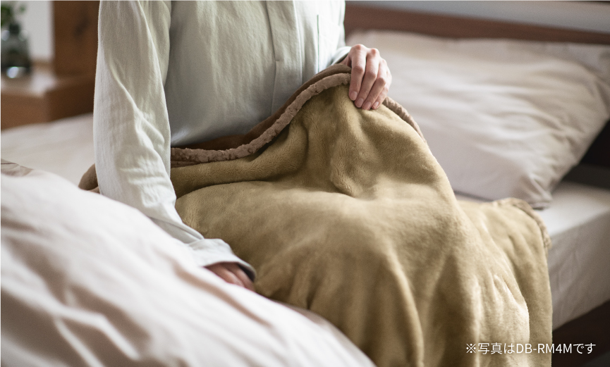 ベッドで膝にかけて使用しているシーン