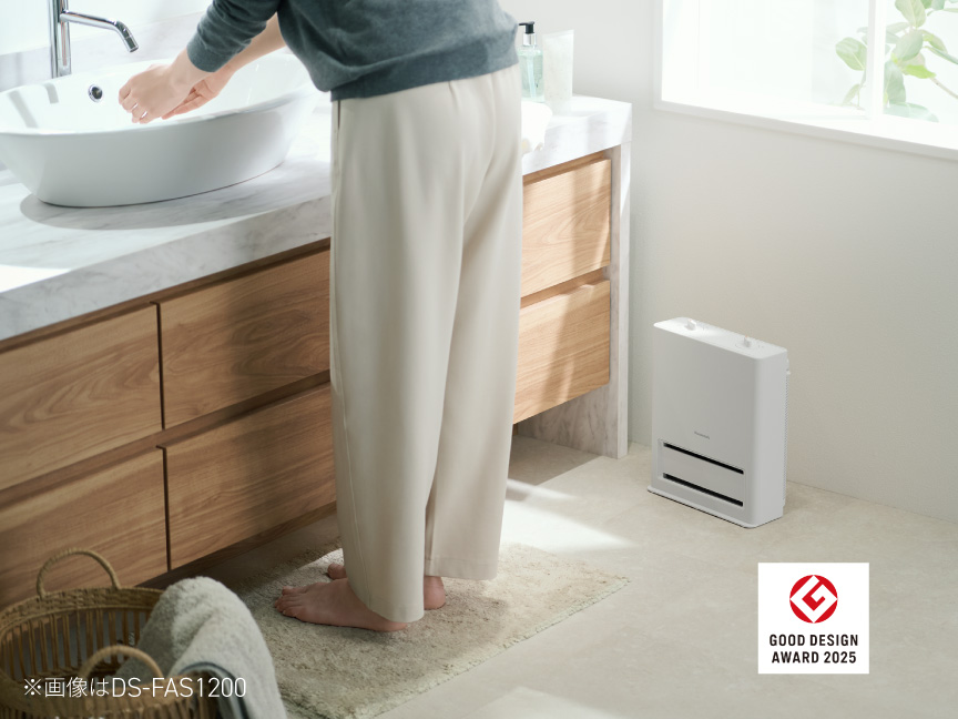 防滴仕様　洗面台で洗顔をしている女性