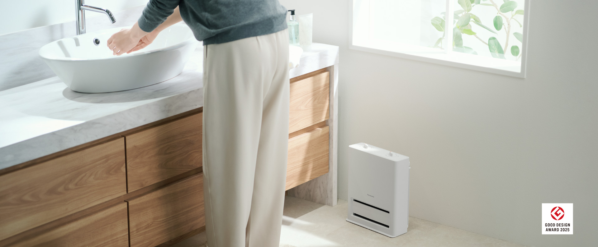 防滴仕様　洗面台で洗顔をしている女性