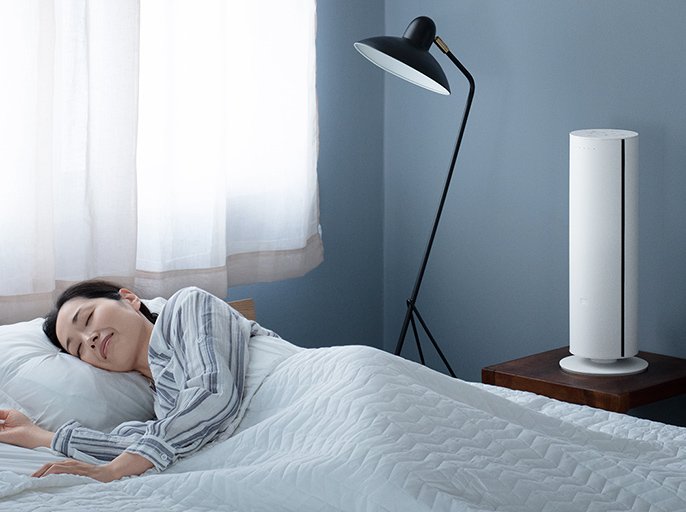 写真：女性が寝室で寝ている横にナノイーX搭載ファンヒーター Hot&Cool DS-FWX1201が置かれているイメージ