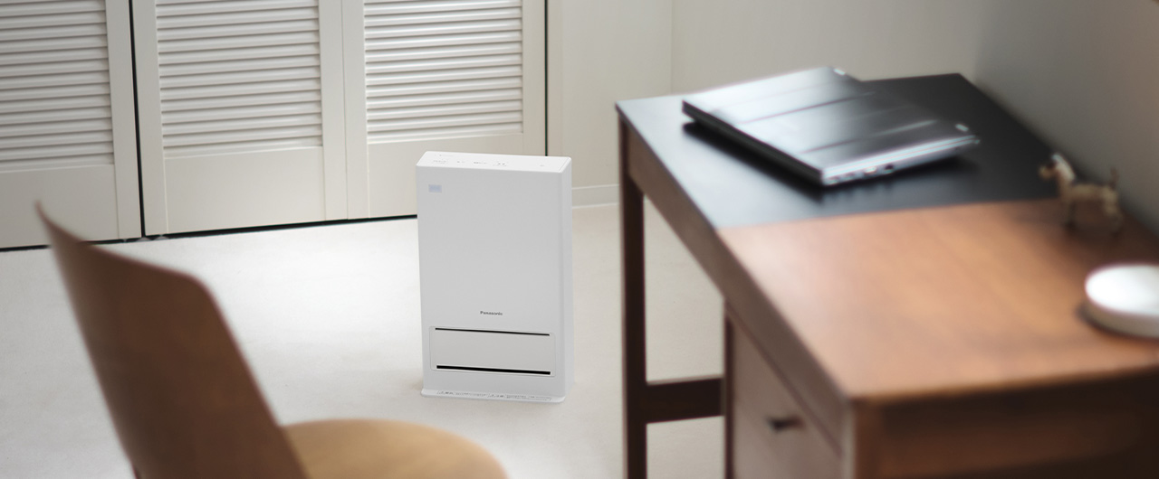 写真：部屋にセラミックファンヒーターが置いてある様子